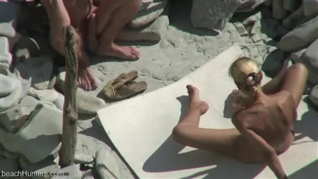 يلعب شقراء مع أحد أفراد صديقها على شاطئ العراة