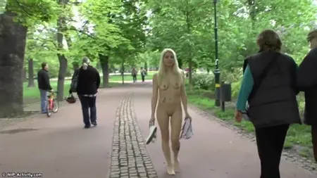 الفرخ التشيكي مع ثدي صغير يمشي عاريا في الحديقة