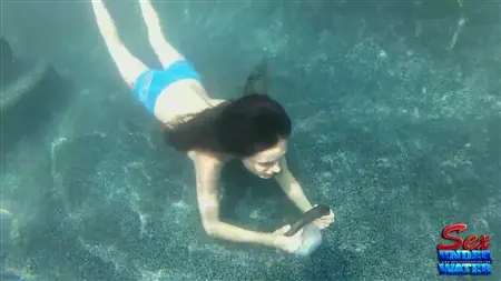 فتاة تحت الماء تلعق دسار مطاطي