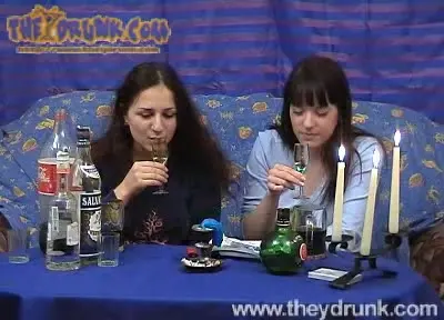 اثنين من الفراخ في حالة سكر يمارس الجنس مع هههال