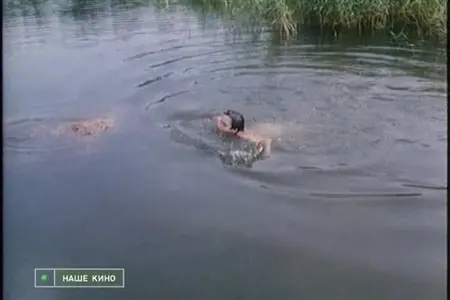 فتاة عارية تطفو في البحيرة مع صديقها