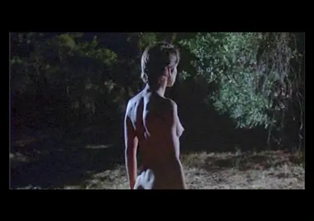 يسير Naked Nastasya Kinski عبر غابة الليل في فيلم 