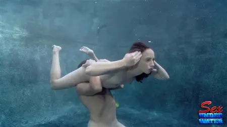 مارس الجنس مع الرجل الرفيع في المسبح تحت الماء