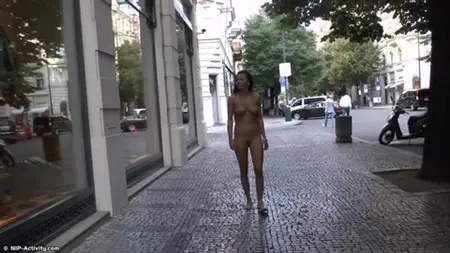 المشي من امرأة سمراء عارية في وسط المدينة