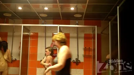 الفرخ الروسي ذو الشعر الأحمر لا يعرف أنه يتم تصويره بواسطة كاميرا مخفية في حمام