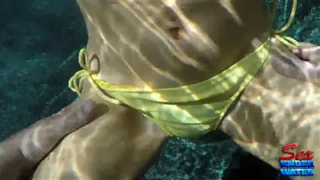 أنثى في ملابس السباحة تستمني تحت الماء