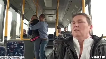 الكاميرا المخفية تنطلق زوجين مشغولين سخيف على الحافلة.