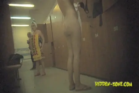 الكاميرا المخفية في غرفة الخزانة في صالة الألعاب الرياضية تطلق النار على الفتيات العاريات