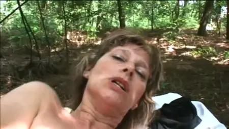 امرأة ناضجة في الغابة تُظهر سحرها وتمارس الجنس مع رجل